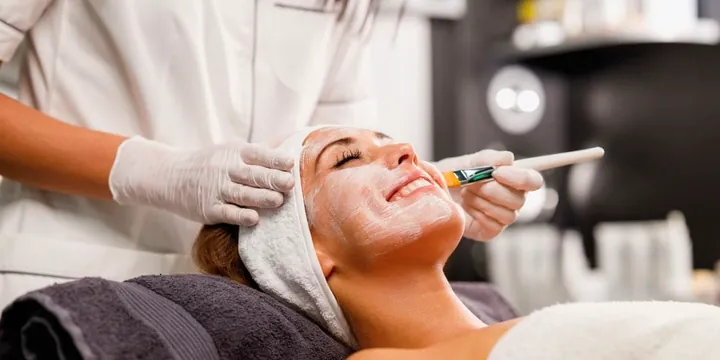 Procedimento estético facial